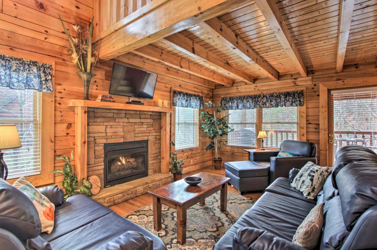 Romantic Cabin With Hot Tub In Pigeon Forge! Екстер'єр фото