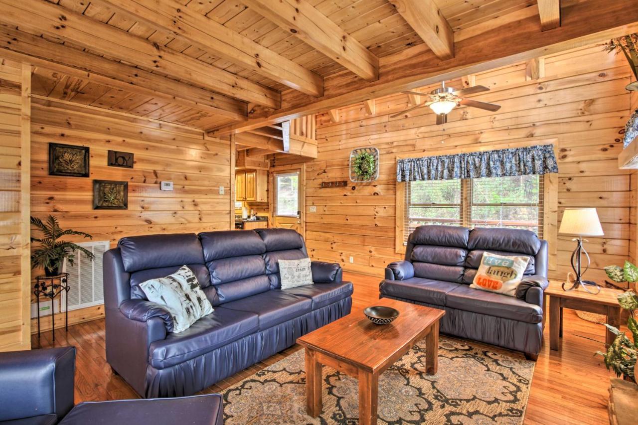 Romantic Cabin With Hot Tub In Pigeon Forge! Екстер'єр фото