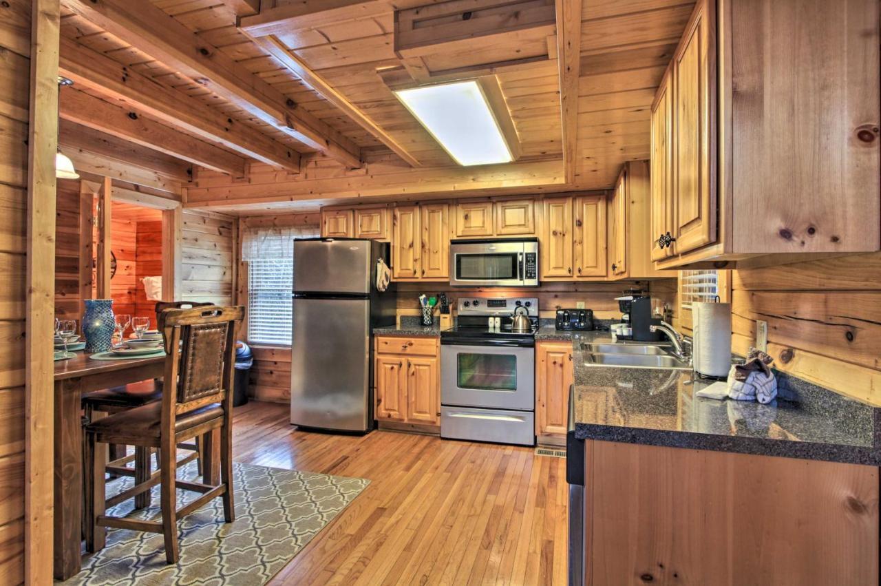 Romantic Cabin With Hot Tub In Pigeon Forge! Екстер'єр фото