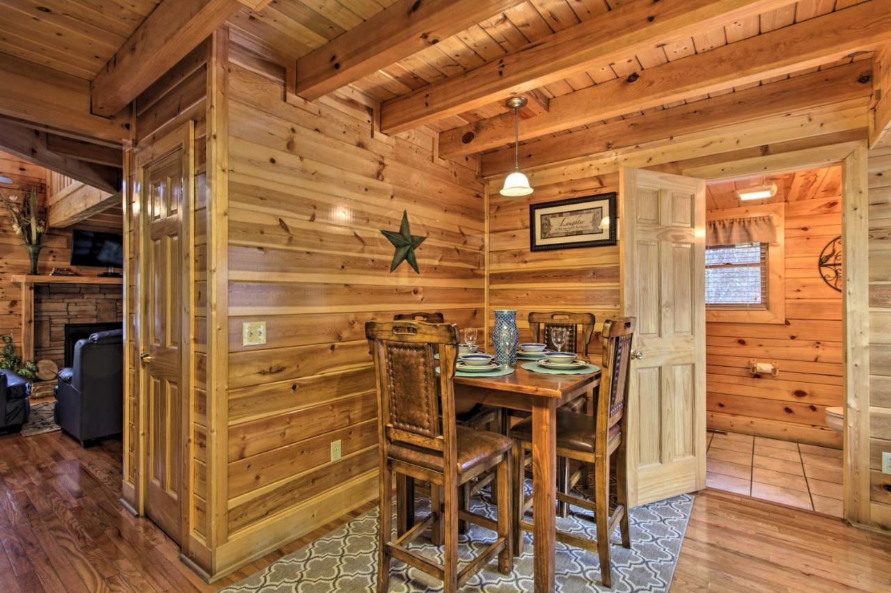 Romantic Cabin With Hot Tub In Pigeon Forge! Екстер'єр фото