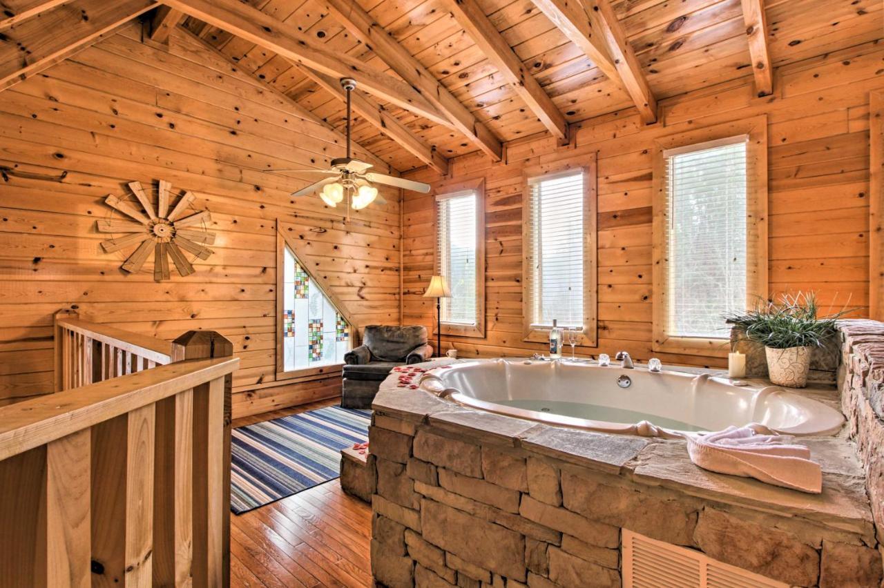 Romantic Cabin With Hot Tub In Pigeon Forge! Екстер'єр фото