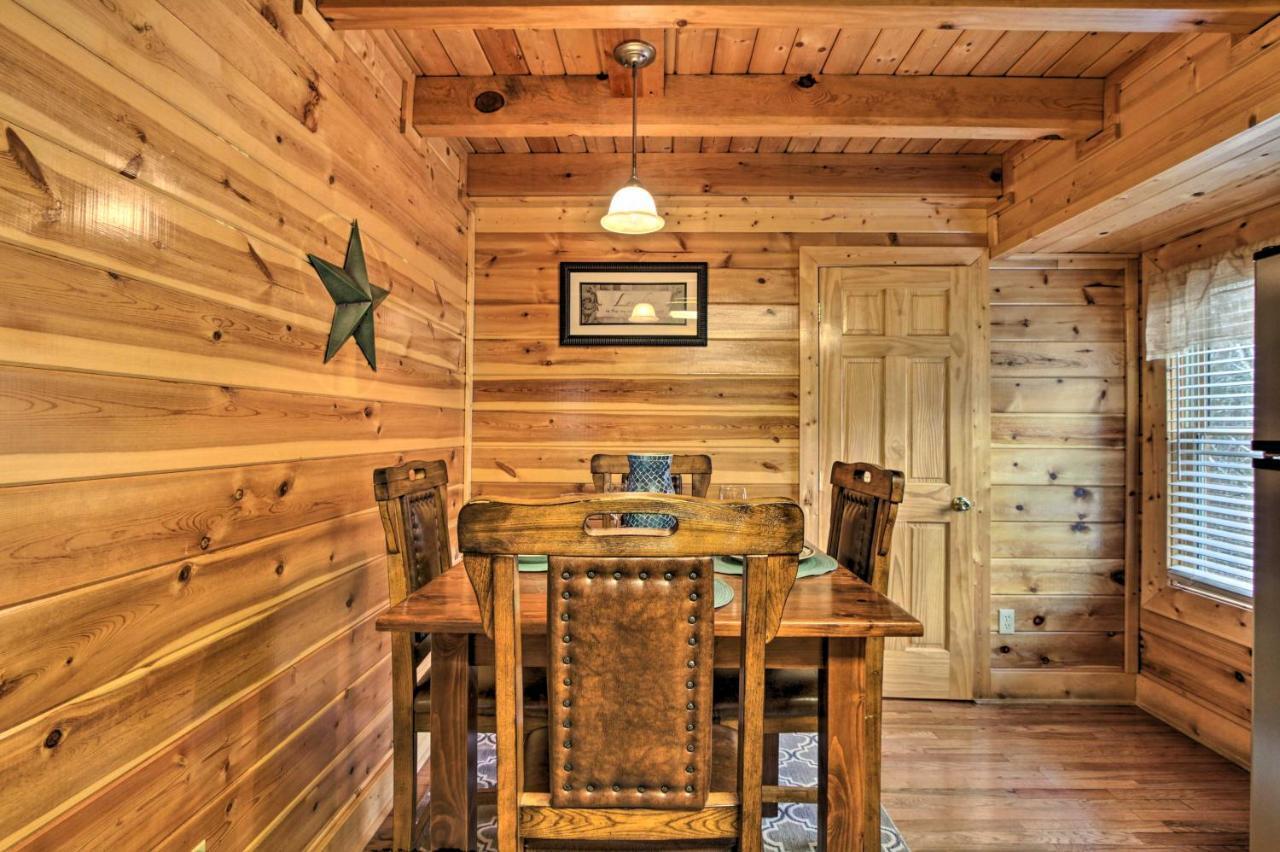Romantic Cabin With Hot Tub In Pigeon Forge! Екстер'єр фото