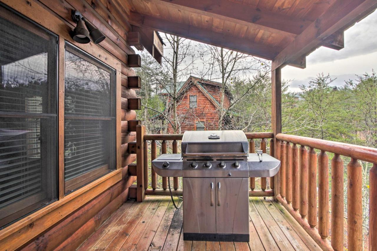 Romantic Cabin With Hot Tub In Pigeon Forge! Екстер'єр фото