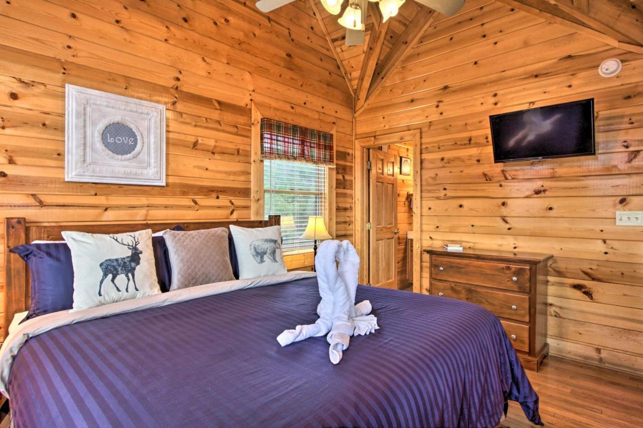 Romantic Cabin With Hot Tub In Pigeon Forge! Екстер'єр фото