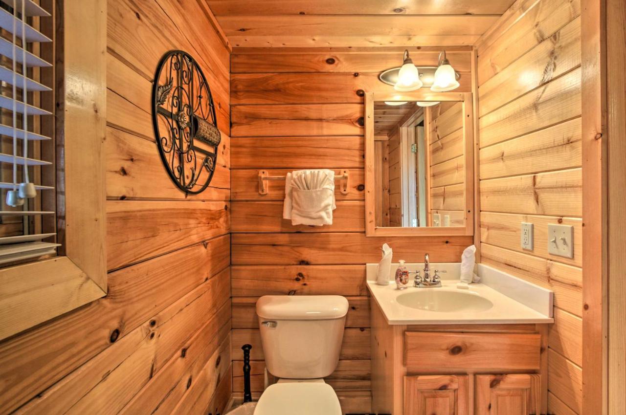 Romantic Cabin With Hot Tub In Pigeon Forge! Екстер'єр фото