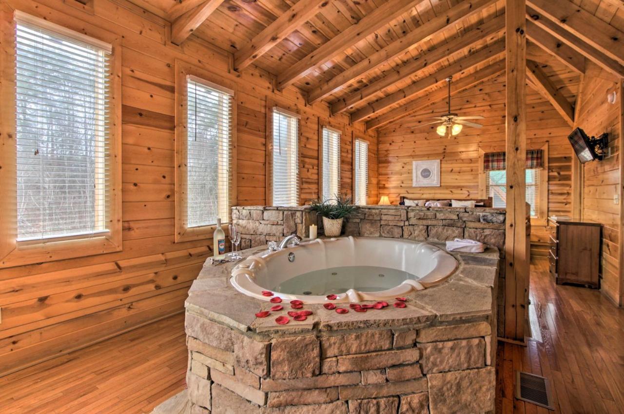 Romantic Cabin With Hot Tub In Pigeon Forge! Екстер'єр фото