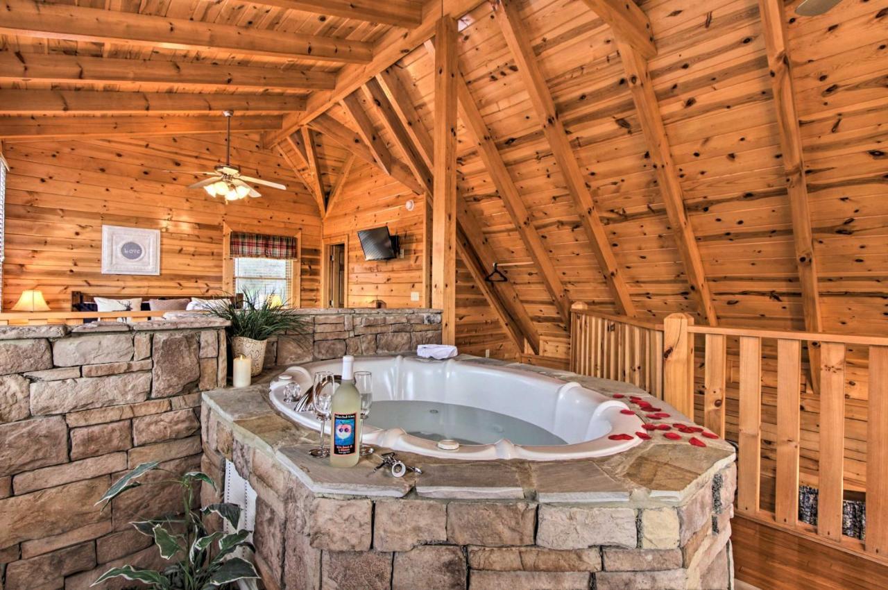 Romantic Cabin With Hot Tub In Pigeon Forge! Екстер'єр фото