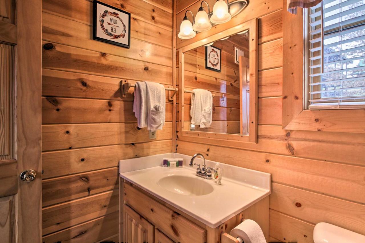 Romantic Cabin With Hot Tub In Pigeon Forge! Екстер'єр фото